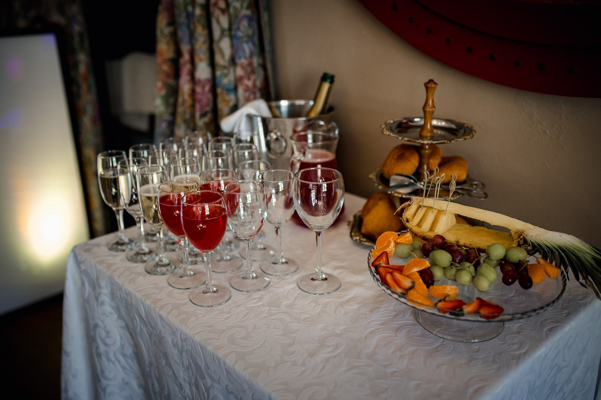 Свадебная фотосессия в ресторане. Свадебный фотограф в Санкт-Петербурге Антон Владимиров