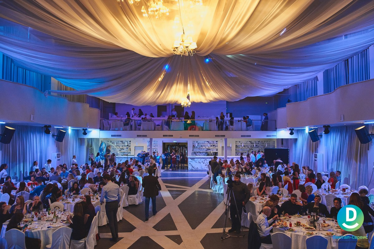 Новогодний корпоративный репортаж Дентал Сервис. Репортажный и женский фотограф в Новосибирске