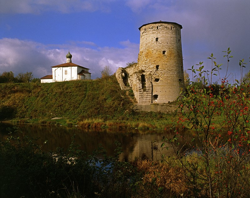 Гремячая башня на Гремячей горе. Река Пскова