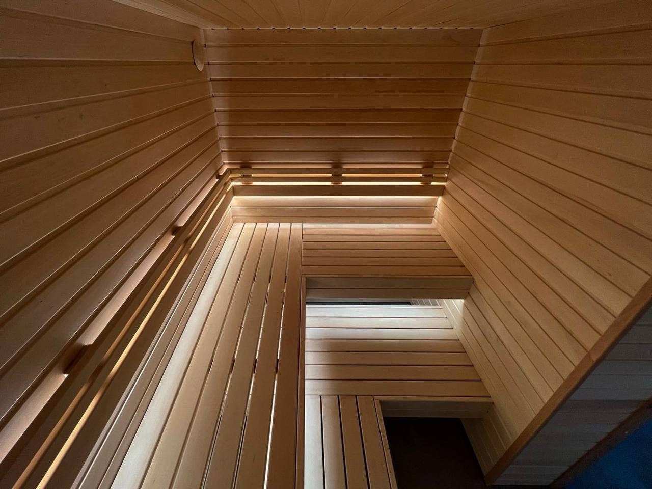 Сауна на морских террасах из осины и африканского абаши. Вертикальная укладка натурального камня-редко, но эффектно. SaunaTopMasters