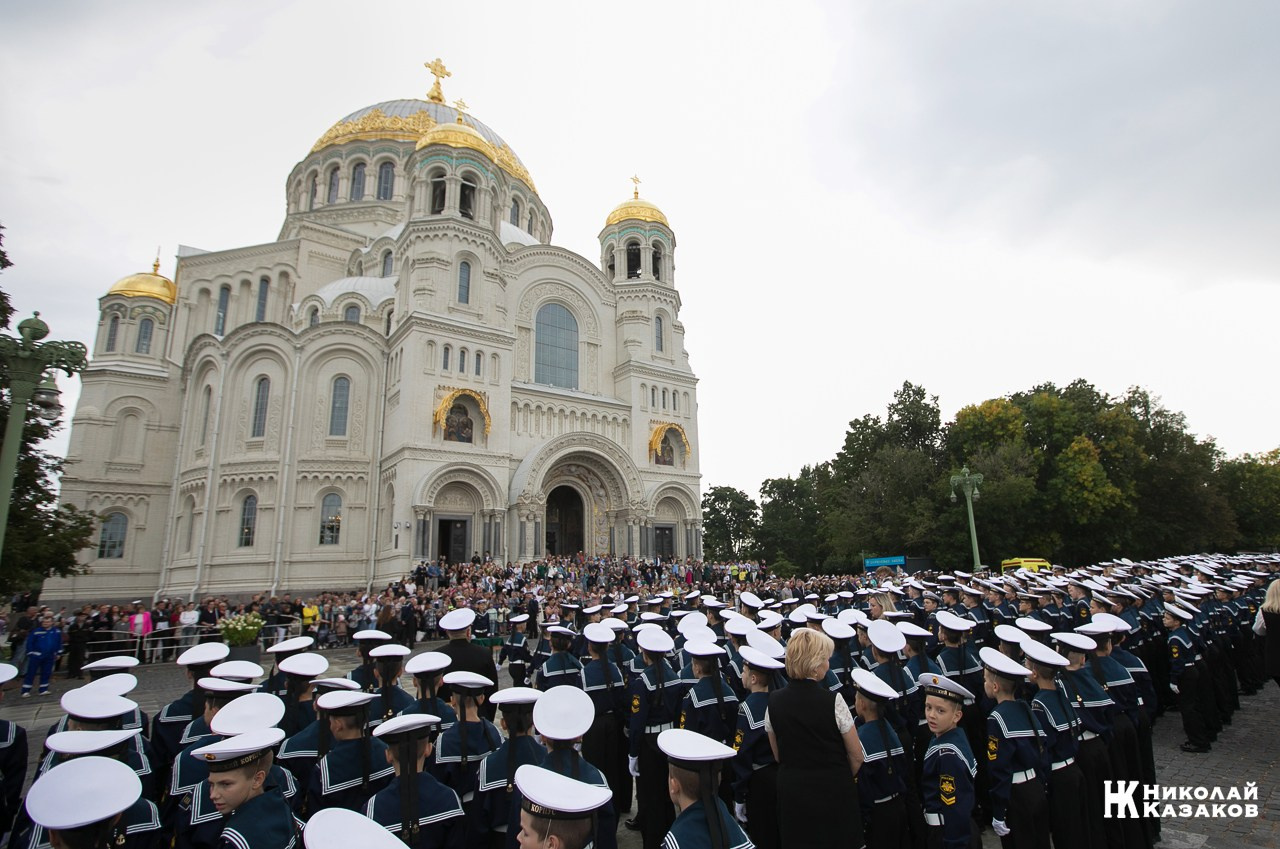 Кадеты Кронштадского морского кадетского военного корпуса на фоне Кронштадского морского собора во время торжественного митинга