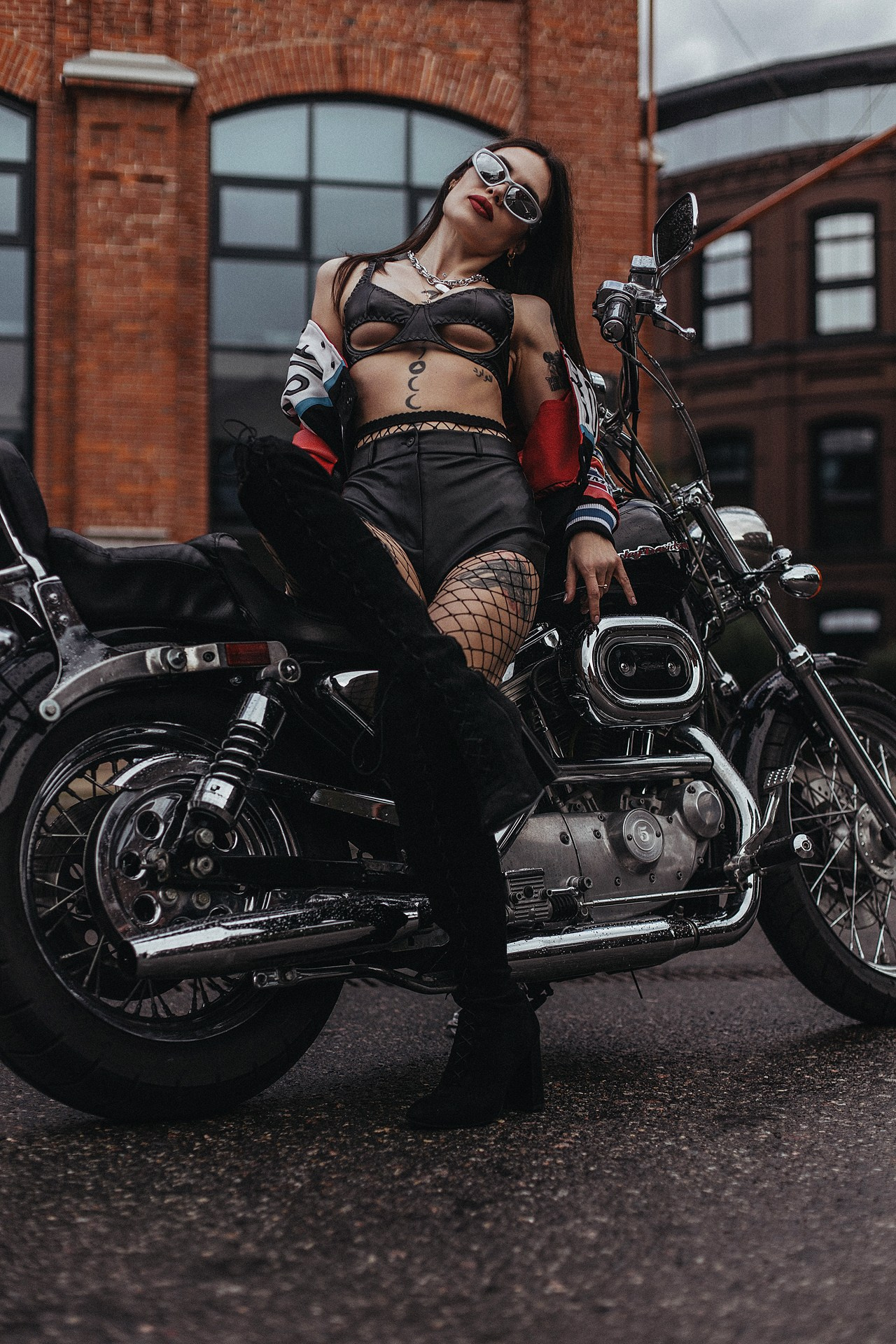 Фотосессия с байком на парковке. Семейный и детский фотограф в Москве Артём Жигурс