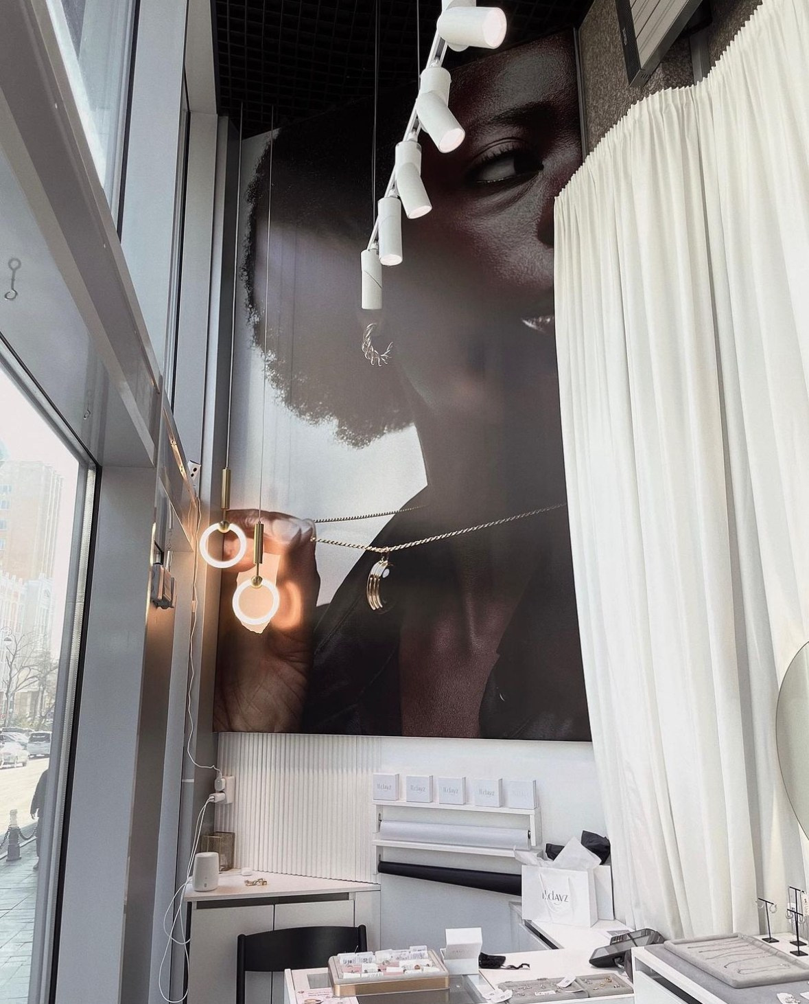 Для бренда украшений '11DAYS'. Фотограф