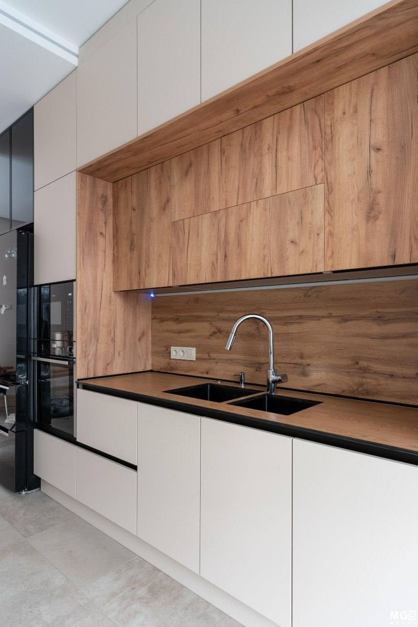 Кухня под заказ в светлом интерьере