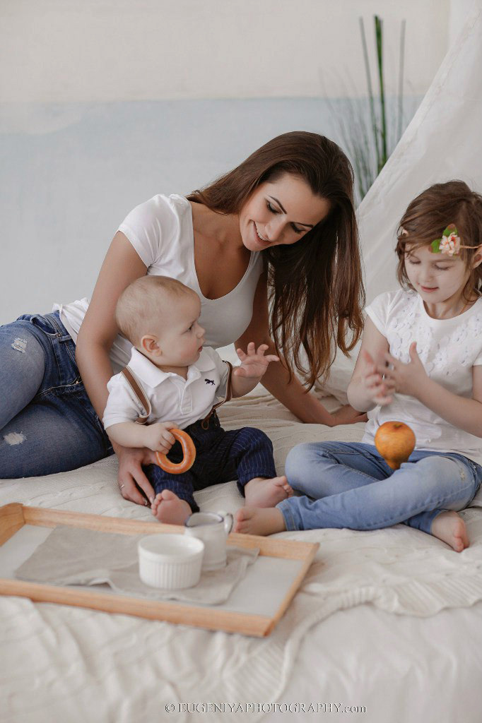 Семейное фото в студии. Фотограф-портретист Евгения Синкевич в Риге и Европе