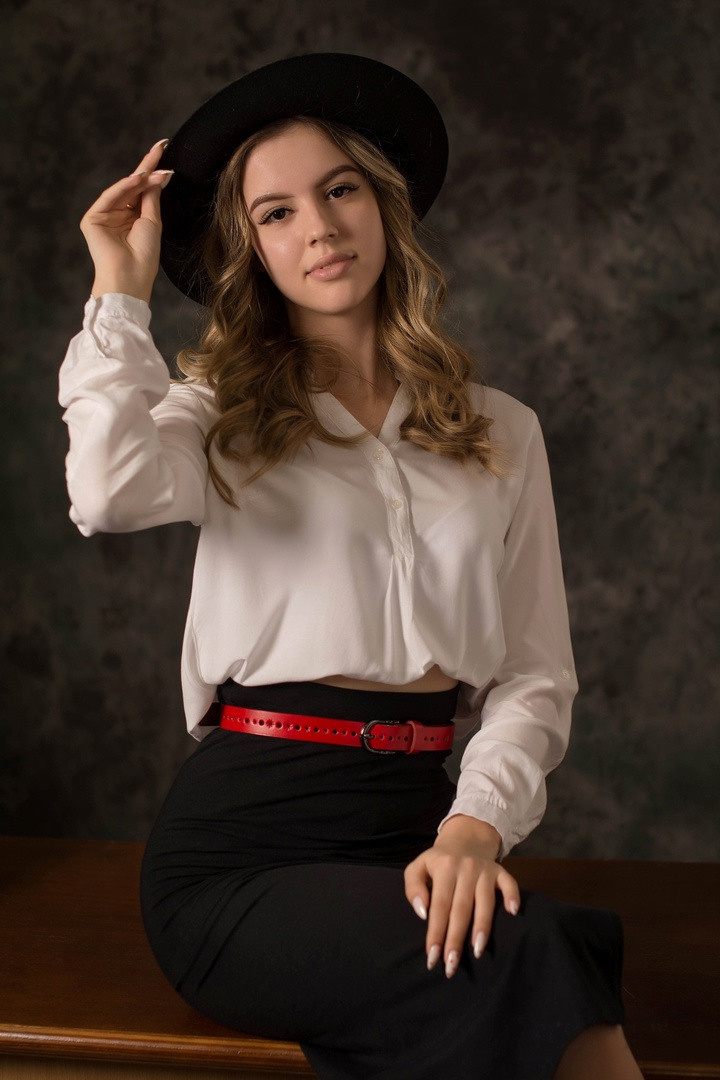 Школьный альбом в студии с красивой девушкой Челябинск.