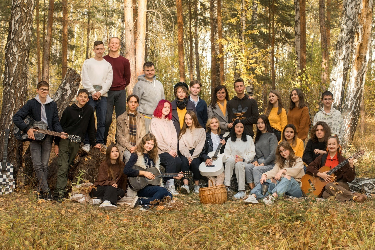 Сидим на листьях с любимым 9 классом.