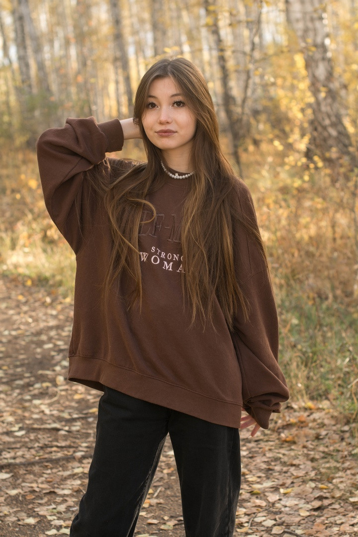 На пикнике я позирую на камеру а за спиной лес.