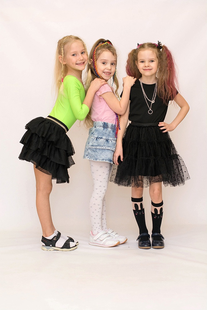 Девочки красавицы в воздушных платьях разного цвета.