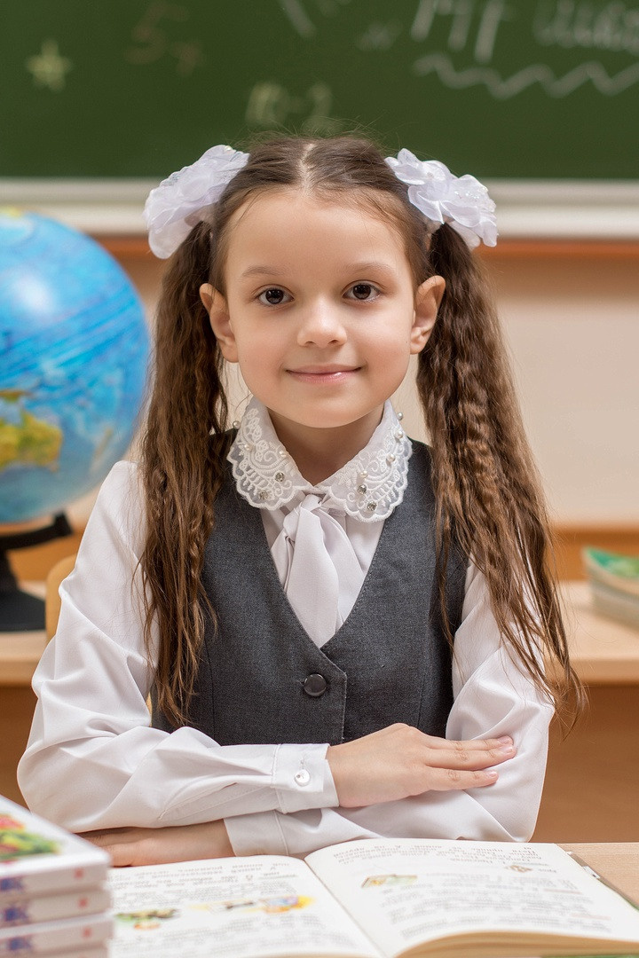 Фотосессия для начальной школы с глобусом в классе.
