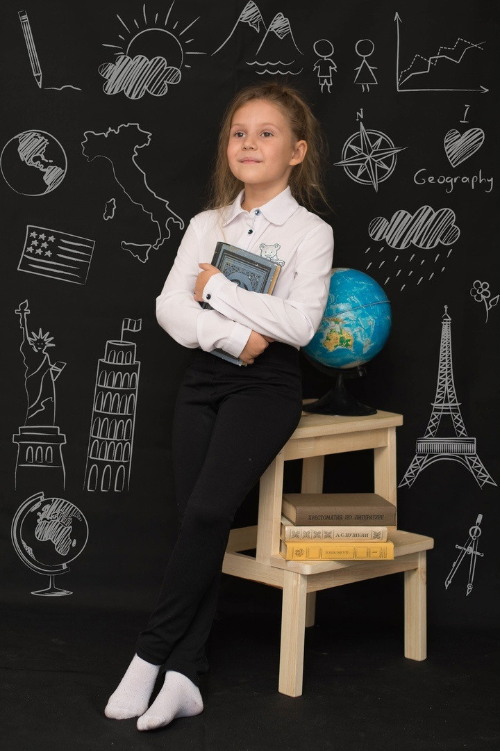 Задумчивая фотография с первоклашкой в студии.