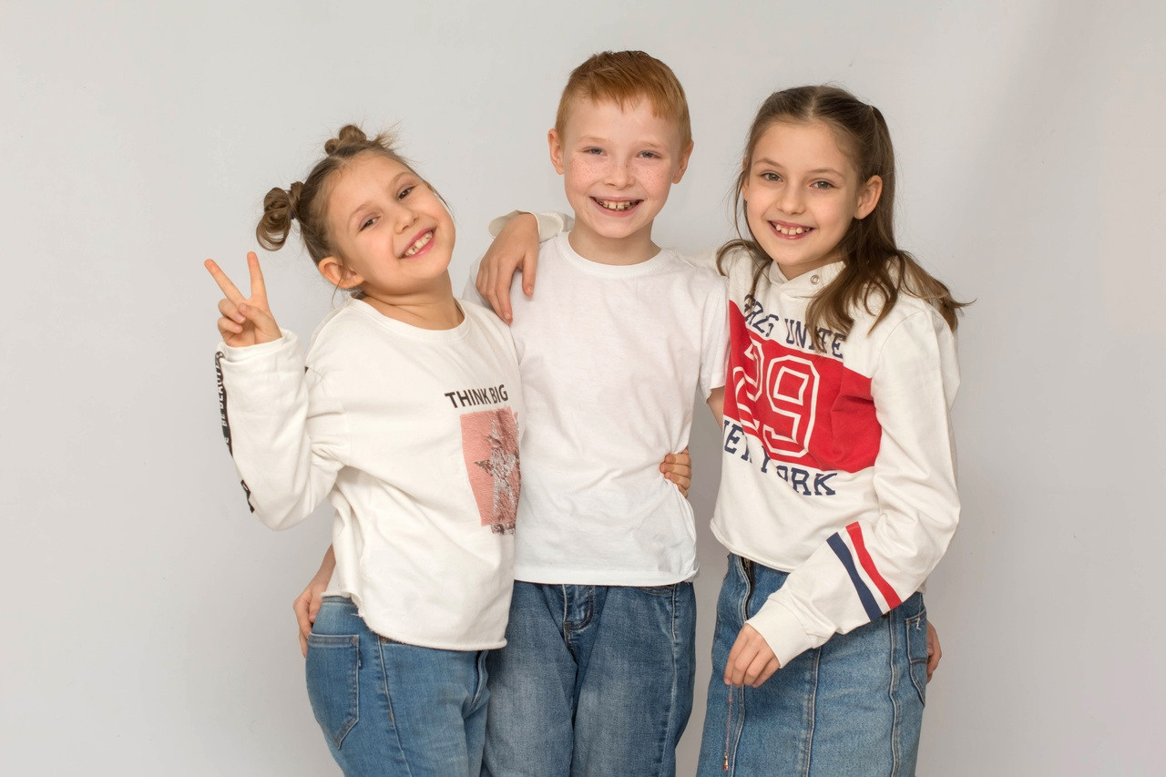 Семейное фото брата и сестёр в обнимочку.