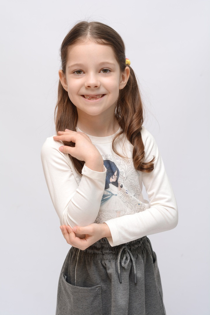 Белый верх серый низ красиво смотрится всегда.