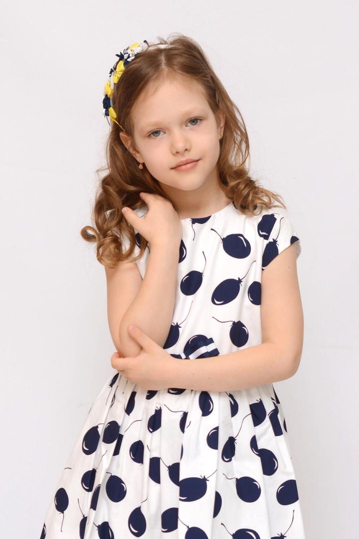 Платье в крупный горошек на белом платье.