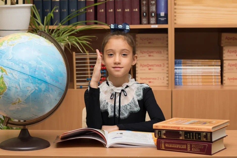 Подняла руку чтоб ответить на уроке.