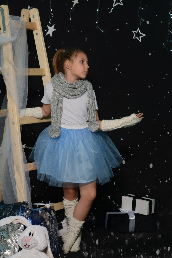 Студийная съемка на стремянке со звёздным небом.