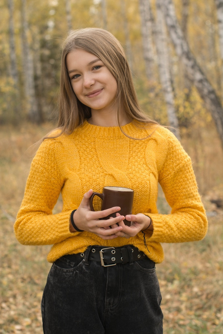 Фото с кружкой в руках на природе как же хорошо.