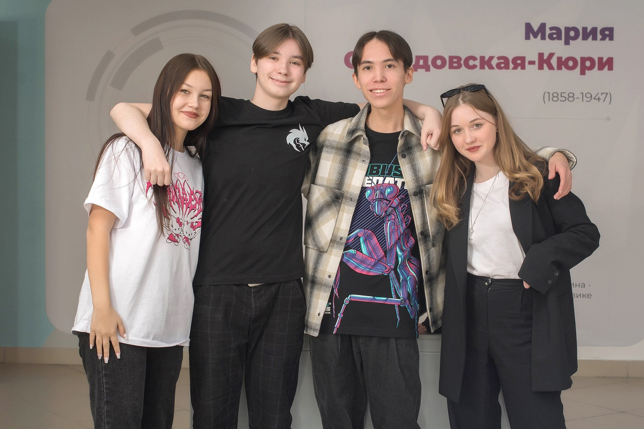 Фотография друзей в обнимку мальчики и девочки.