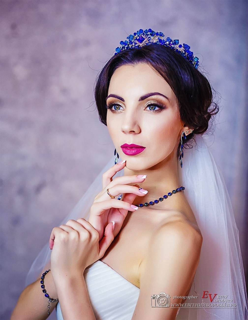 Свадебная фотосессия в Красноярске лучший фотограф свадьба Красноярск невеста свадебное платье жених визажист причёска макияж идея места образ пример красивая фото позы для свадебной фотосессии фотография декор агентство организация цены описание услуги ведущий тамада заказать забронировать стилист 