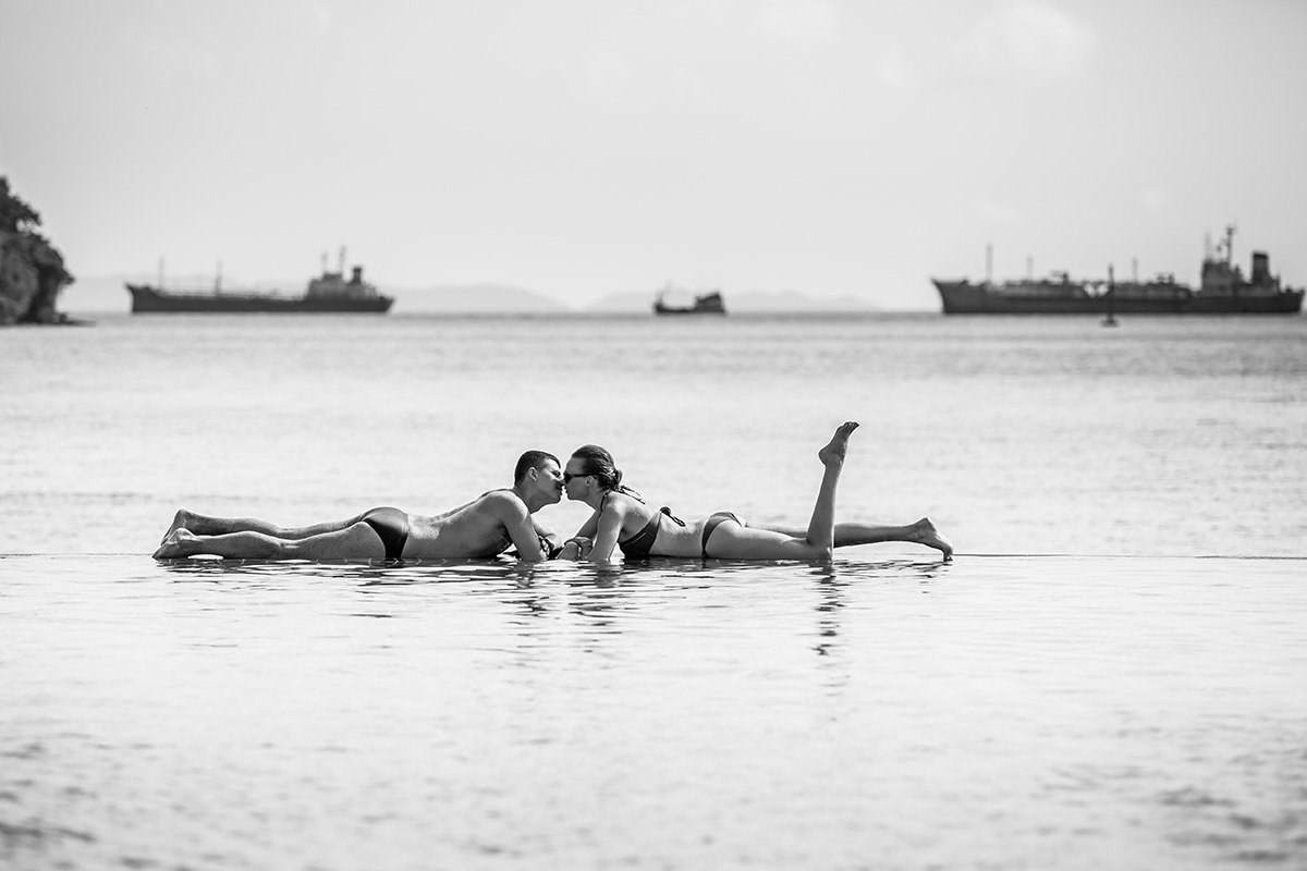 фотосессия Пхукет фотограф пляж лавстори  черно белое чб романтическая фотосъёмка Ката Карон Найхарн Патонг Найхарн Сурин море счастье радость идея место образ пример фото позы для фотосессии Phuket Naiharn Kata Karon Patong Surin заказать фотосъёмку цена стоимость 