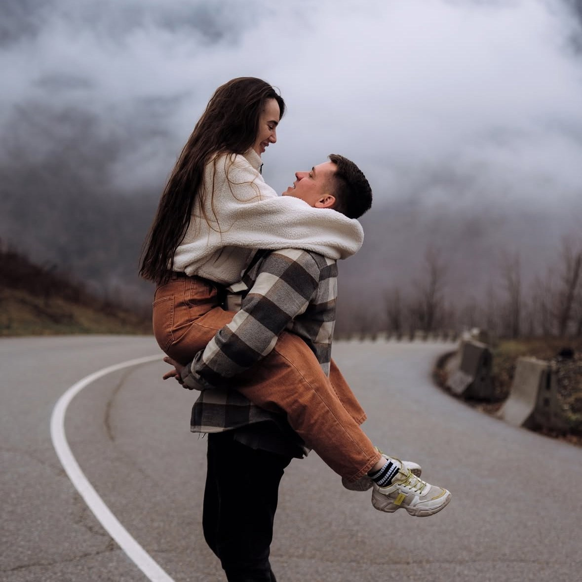 Авторские путешествия на красном кабриолете Lexus. Сочи, Адлер, Сириус, Красная Поляна, озеро Рица. Личный водитель и фотограф. Свадебный фотограф в Сочи и Адлере — Фотосессии на море и в горах | Виктор Рогулев