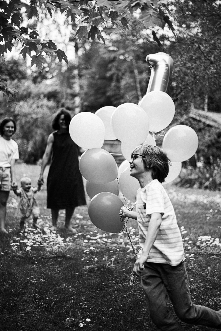 Коля, Ксюша, Саша, Андрей, Кира и бабушки | на даче