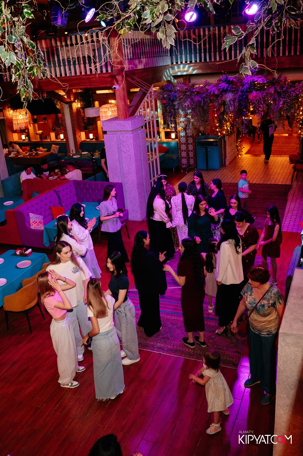 ГРУЗИНСКИЙ ДВОР НА КАБАНБАЙ БАТЫРА. КИПЯТКОМ АЛМАТЫ!