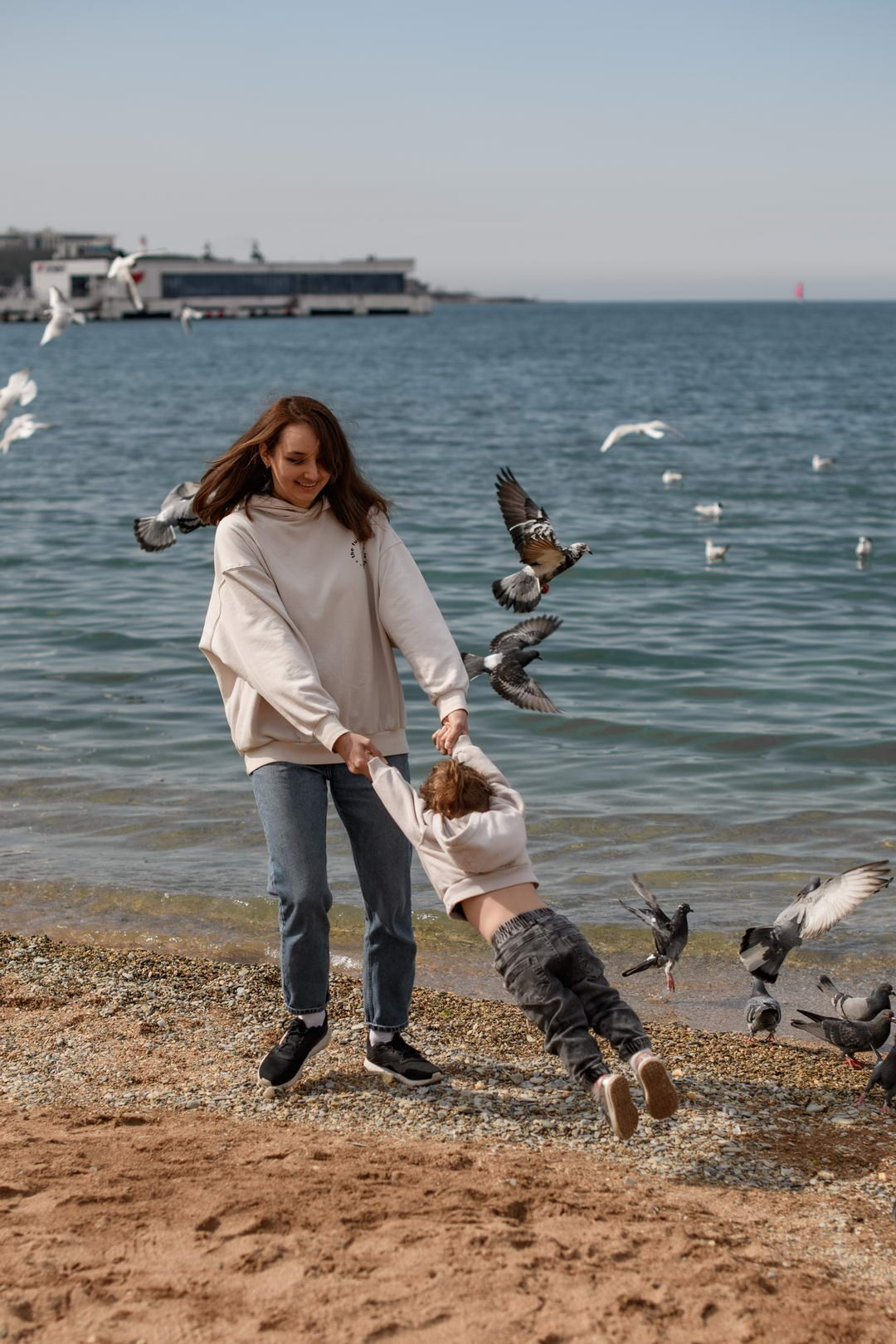 Семейная фотосессия осенью на берегу моря в Геленджике — фотограф Жанна Шестопалова