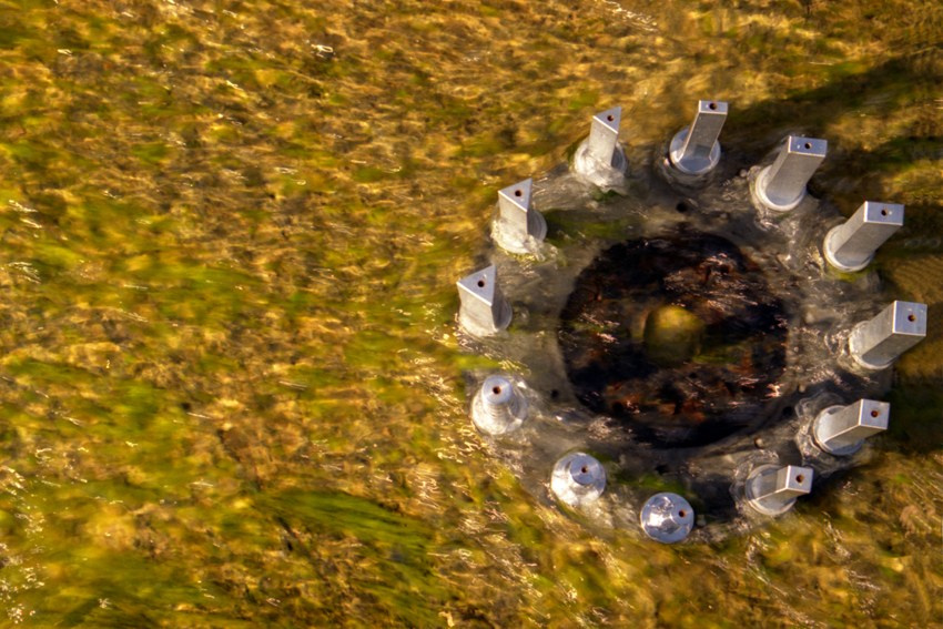 Архитектура воды, металла и камней. фото инсталляции. 1999 г. металлы, река Чусовая. собственность автора