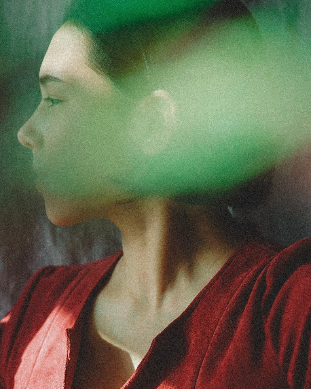 Задумчивая и серьёзная