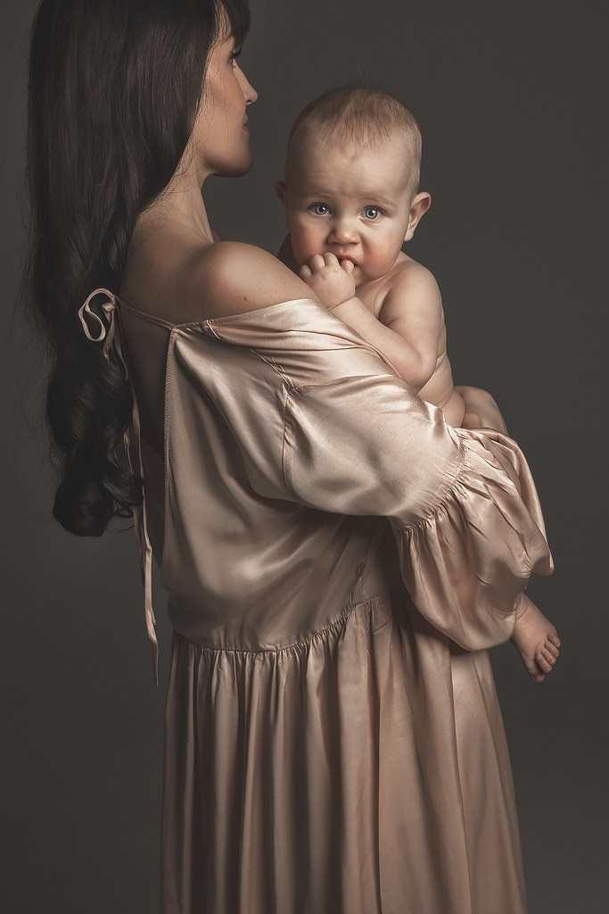 фотосессия матери и ребенка, фотосессия материнства в Тамбове, фотосъемка в стиле минимализм и без одежды матери и ребенка в фотостудии, фото мамы и малыша, портрет материнской любви, поцелуй матери, красивое фото матери и ребенка, объятия матери, мамины руки на фото, фотография красивой женщины с ребенком на руках, фотосессия семейная в Тамбове, детская и семейная фотосессия , мама и ребенок на темном фоне в фотостудии, ребенок на руках у мамы, красивое платье на фотографии матери и ребенка, красивое материнство
