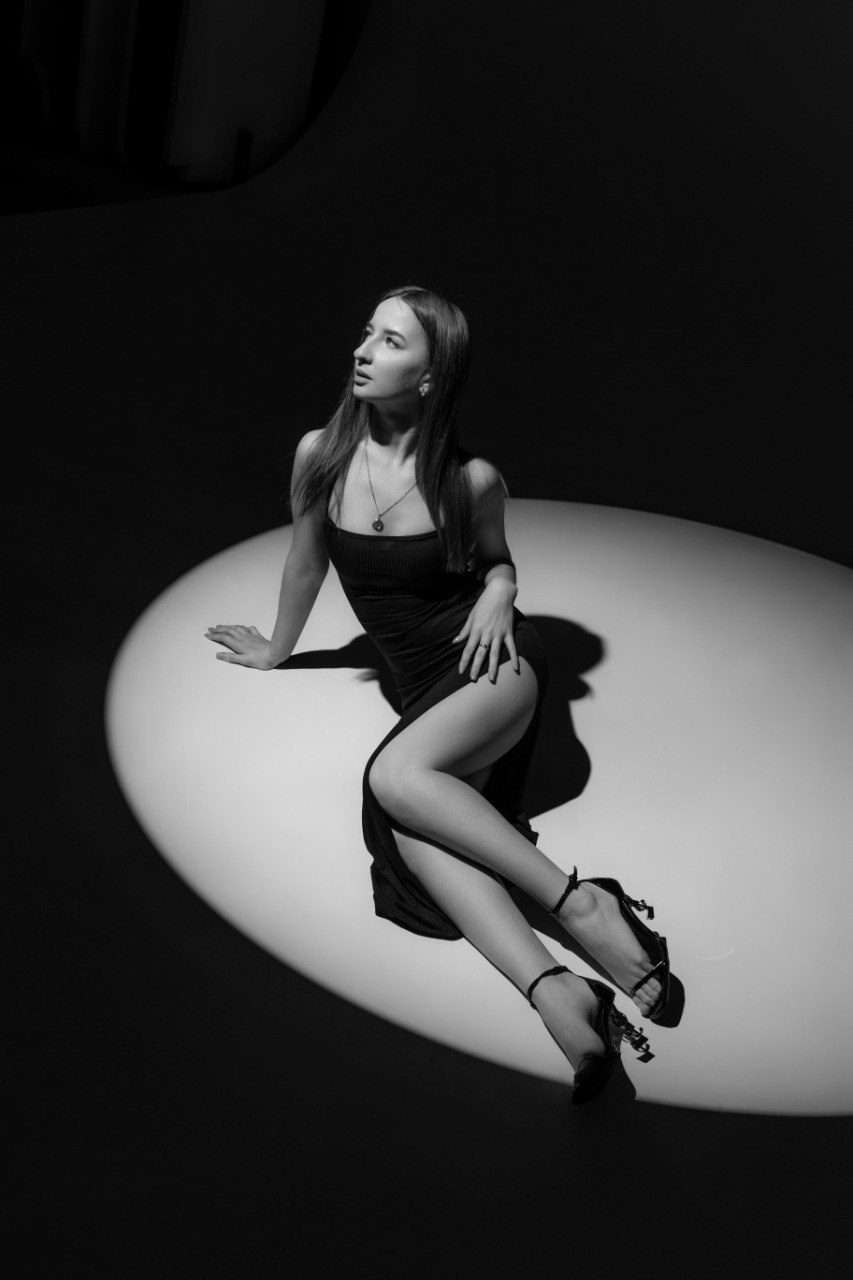 Стильная студийная фотография девушки