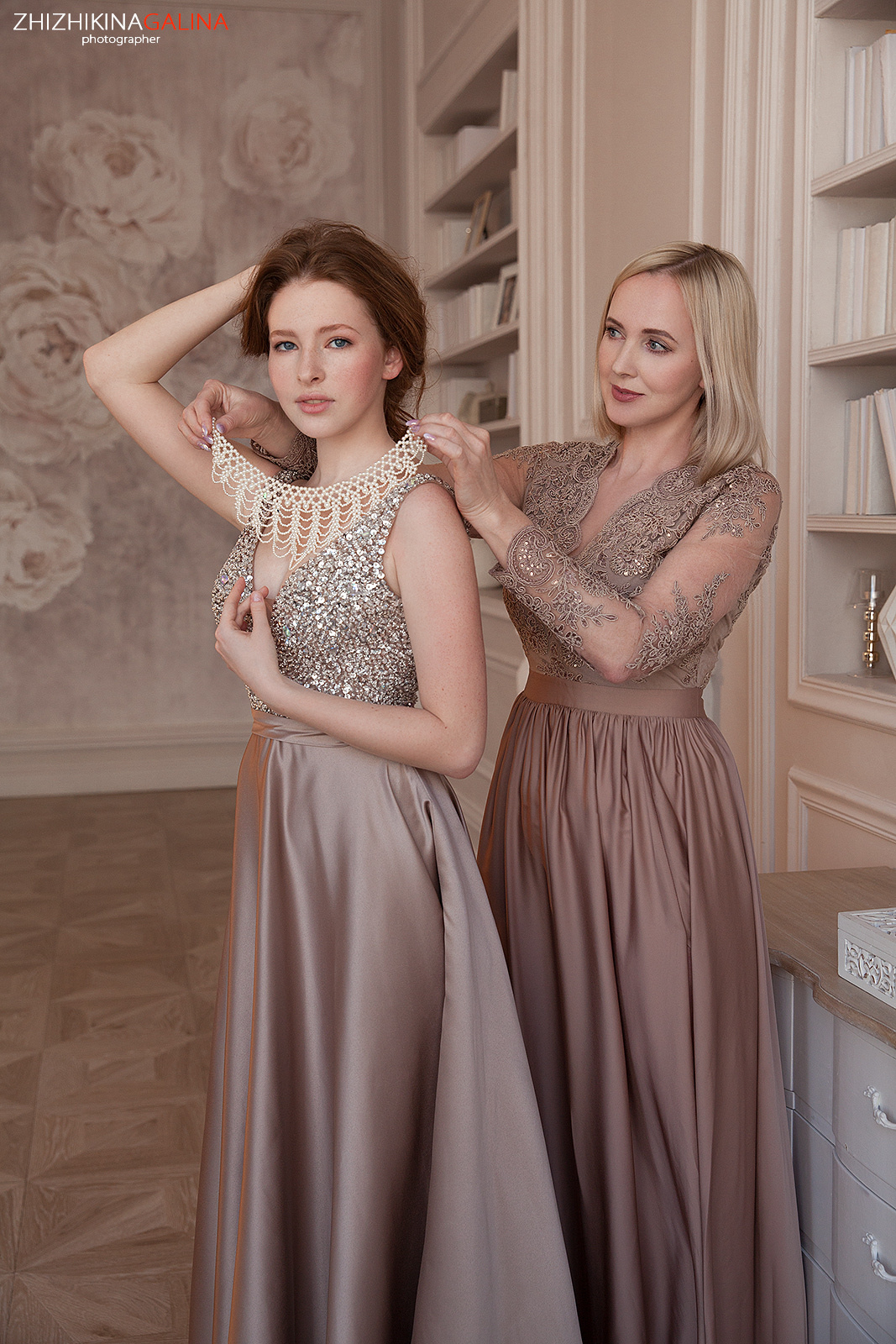 Мама и дочка, семейная фотоессия в студии.