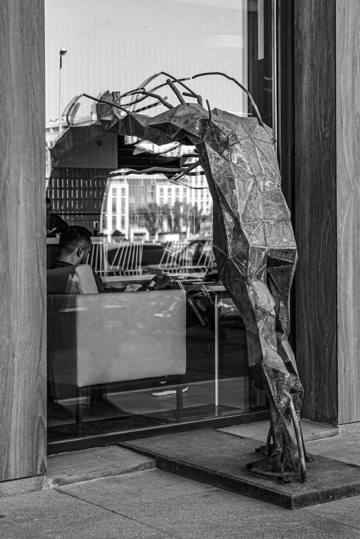 Толкающий стену / СПб/Аптекарская набережная18/2020. Художник — скульптор Антонина Фатхуллина