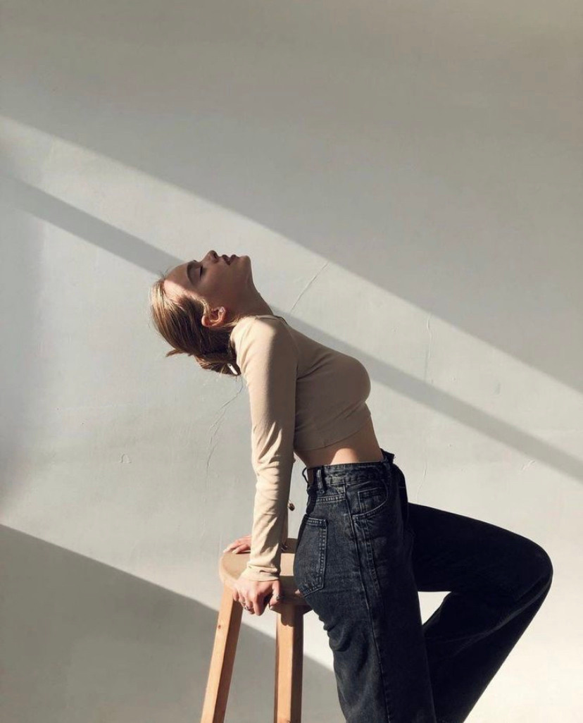 Идея для фотосессии в студии: джинсы, топ