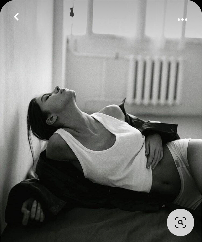 Идея для фотосессии в студии: джинсы, топ