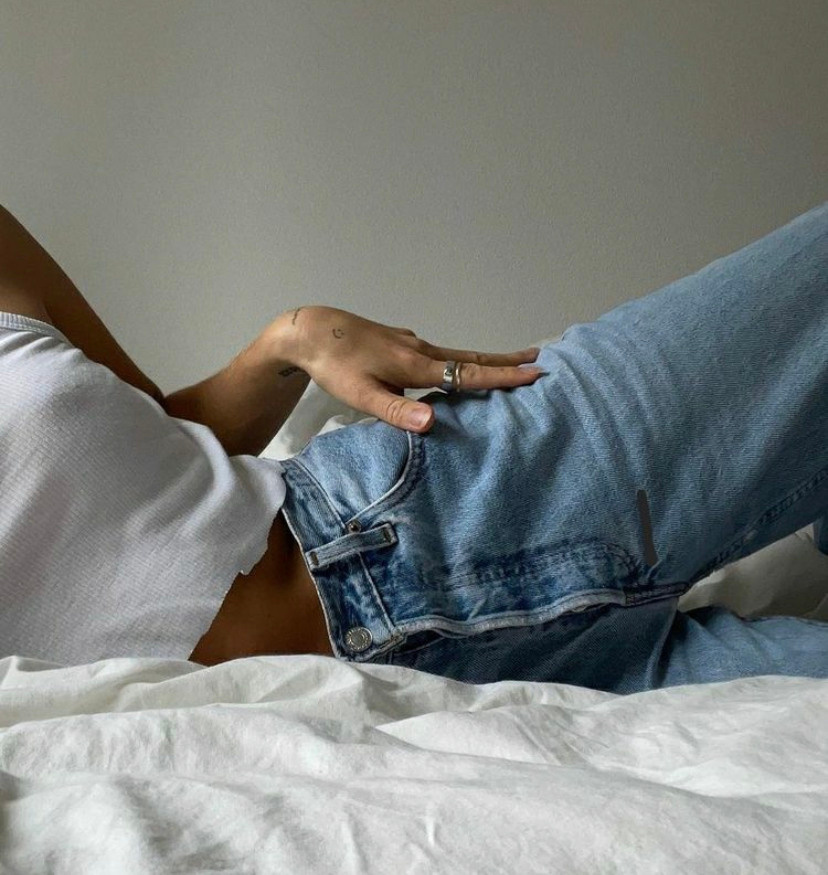 Идея для фотосессии в студии: джинсы, топ