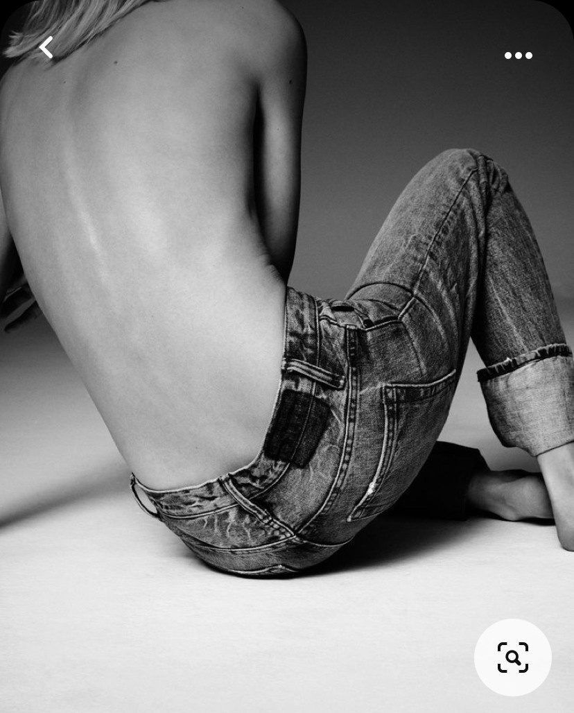 Идея для фотосессии в студии: джинсы, топ