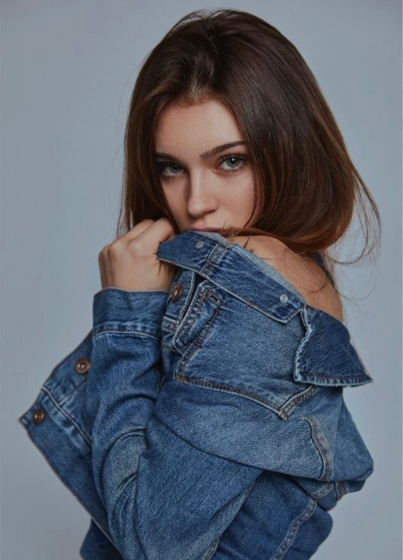 Идея для фотосессии в студии: джинсы, топ