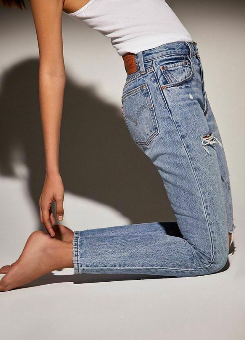 Идея для фотосессии в студии: джинсы, топ