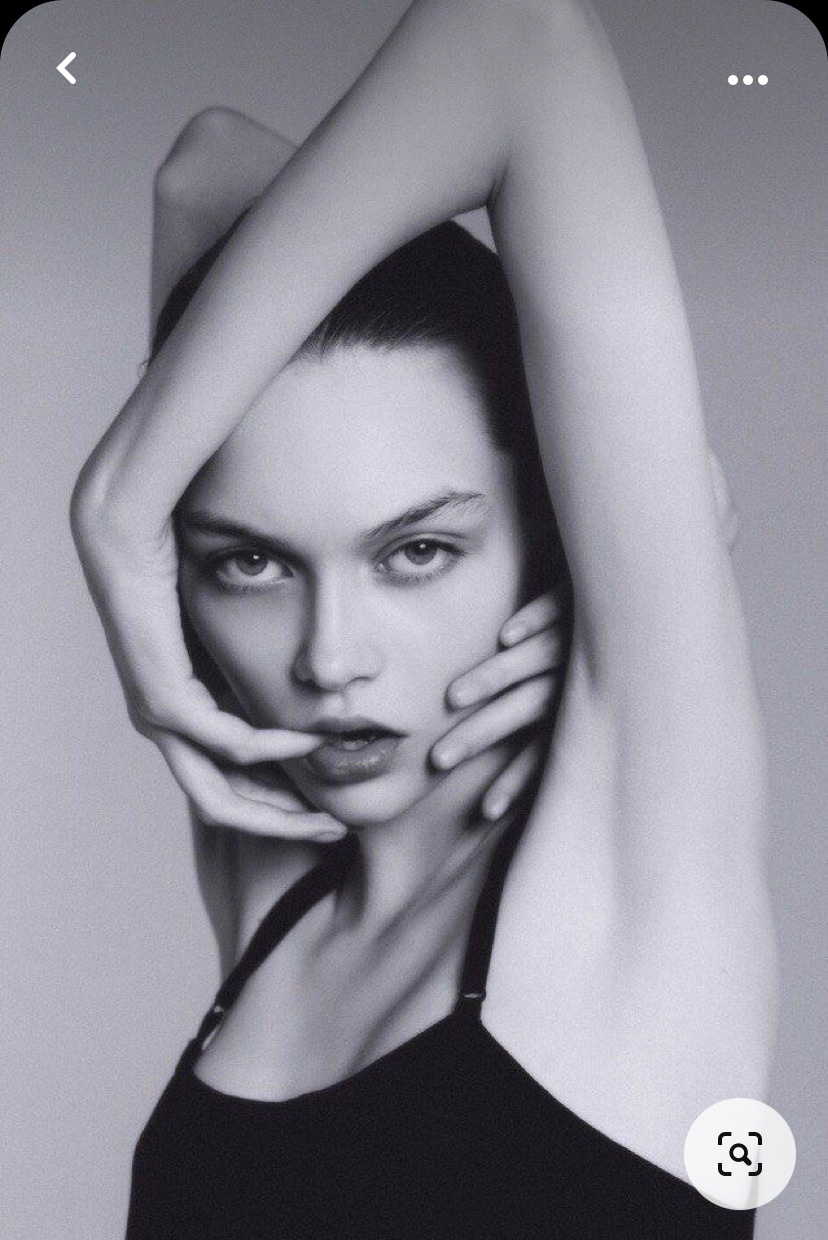 Идея для фотосессии в студии: джинсы, топ