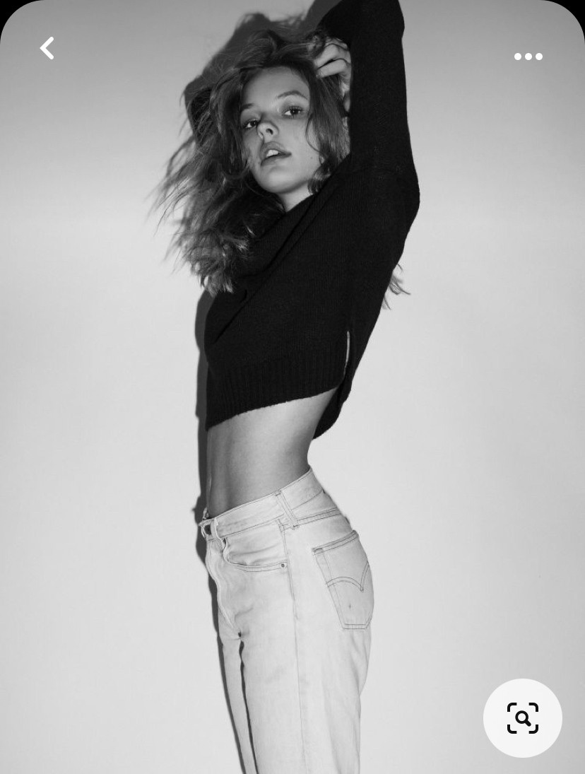 Идея для фотосессии в студии: джинсы, топ