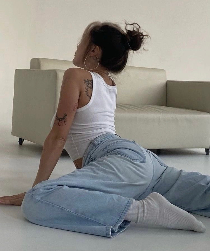 Идея для фотосессии в студии: джинсы, топ