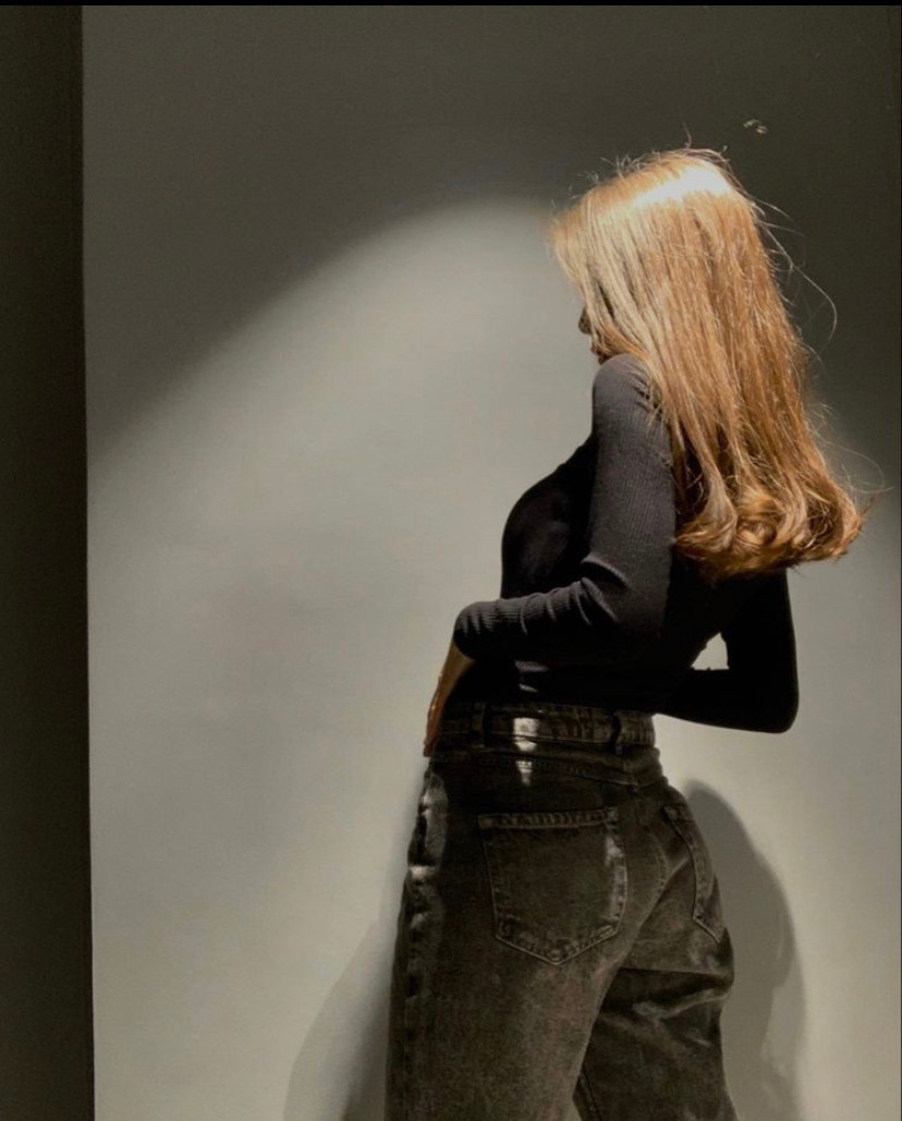 Идея для фотосессии в студии: джинсы, топ