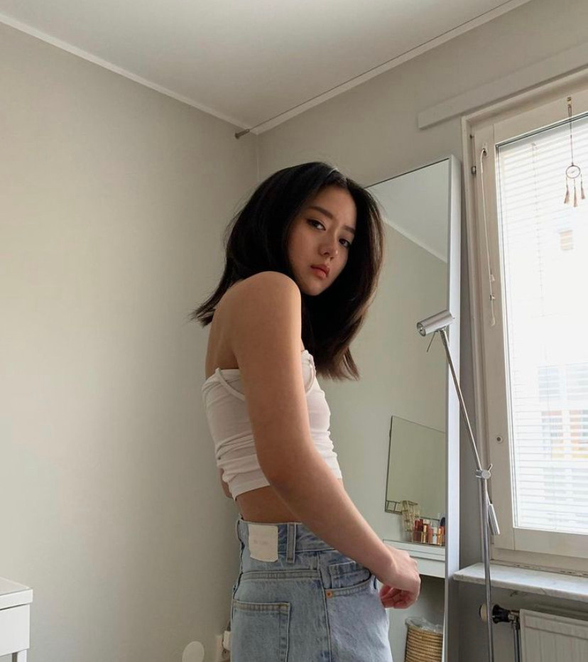 Идея для фотосессии в студии: джинсы, топ