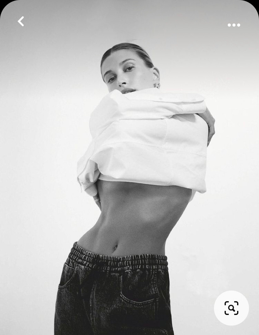 Идея для фотосессии в студии: джинсы, топ