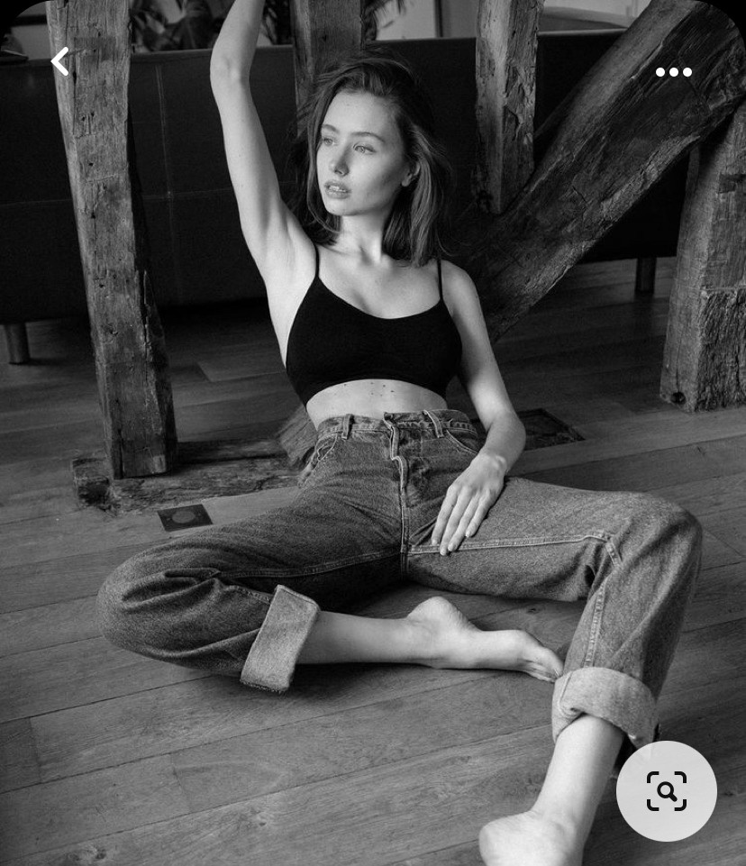 Идея для фотосессии в студии: джинсы, топ