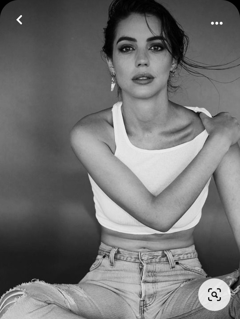 Идея для фотосессии в студии: джинсы, топ