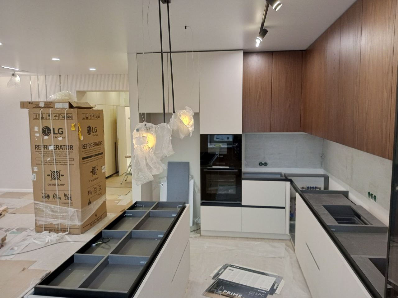 Фото с монтажа |Мебель на заказа: кухни, шкафы и т.д. в Томске. ГУДРУМ — Мебель на заказ в Томске | Кухни | Шкафы | Стулья и Столы