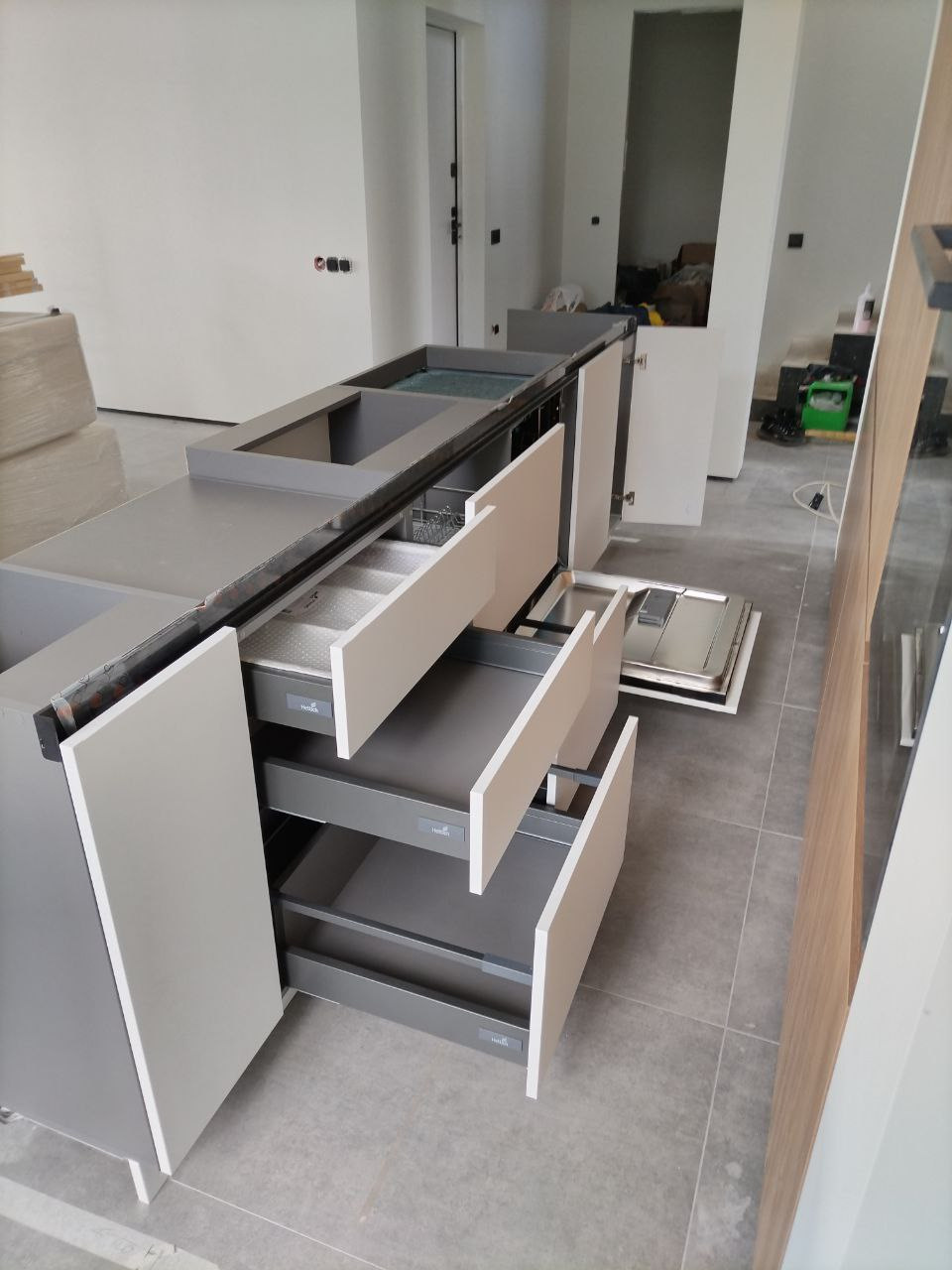 Фото с монтажа |Мебель на заказа: кухни, шкафы и т.д. в Томске. ГУДРУМ — Мебель на заказ в Томске | Кухни | Шкафы | Стулья и Столы